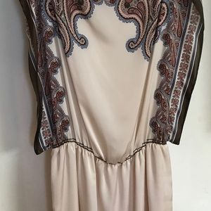 Beautiful dress, can use it with leggings or not.